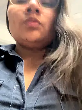 Snapshot of alice_love052 chatting on October 6, 2025, 9:15 pm alice love052 online show from October 6, 2025, 9:15 pm