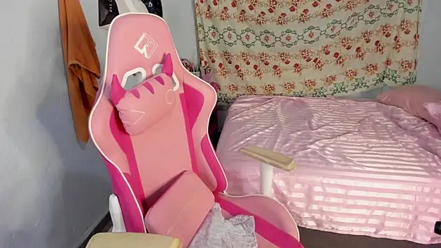 Snapshot of Lara_Asher chatting on February 22, 2025, 3:56 am Lara Asher online show from February 22, 2025, 3:56 am