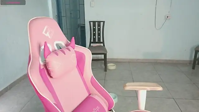 Snapshot of Lara_Asher chatting on October 23, 2025, 8:40 pm Lara Asher online show from October 23, 2025, 8:40 pm