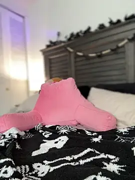 Snapshot of BrattyBae_xo chatting on October 22, 2025, 7:35 pm BrattyBae xo online show from October 22, 2025, 7:35 pm