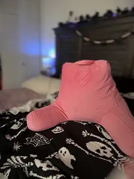 Snapshot of BrattyBae_xo chatting on October 31, 2025, 7:43 pm BrattyBae xo online show from October 31, 2025, 7:43 pm