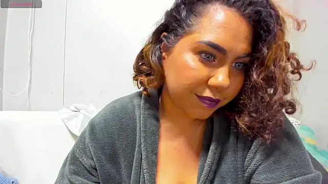 isobeladams20 online show from December 13, 2024, 10:45 pm