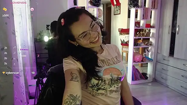 lauvelez   online show from January 7, 2026, 8:14 pm