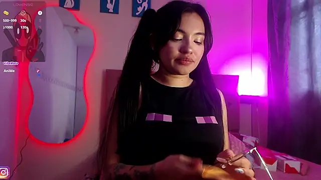 lauvelez   online show from June 10, 2026, 3:02 pm