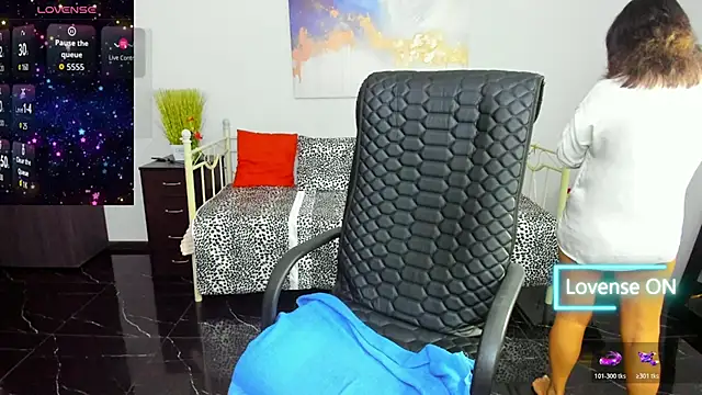 Snapshot of Julia_Dean chatting on October 30, 2025, 12:14 pm Julia Dean online show from October 30, 2025, 12:14 pm