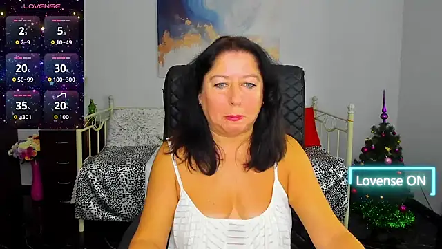 Snapshot of Julia_Dean chatting on December 14, 2025, 12:44 pm Julia Dean online show from December 14, 2025, 12:44 pm