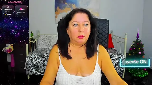 Snapshot of Julia_Dean chatting on December 15, 2025, 1:06 pm Julia Dean online show from December 15, 2025, 1:06 pm