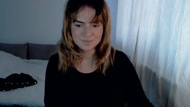 Snapshot of ChloeJewel1 chatting on April 5, 2026, 5:03 am ChloeJewel1 online show from April 5, 2026, 5:03 am
