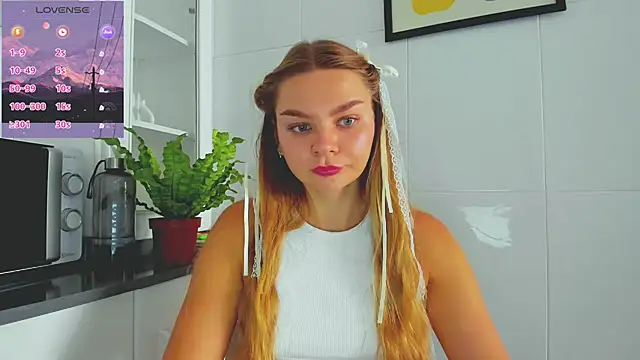 Snapshot of Molly_sweetie chatting on July 4, 2026, 6:31 am Molly sweetie online show from July 4, 2026, 6:31 am