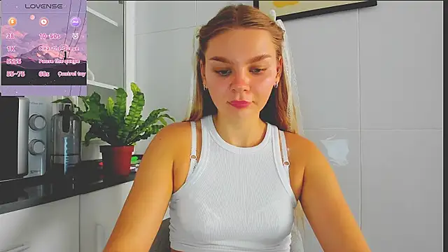 Snapshot of Molly_sweetie chatting on July 17, 2026, 6:43 am Molly sweetie online show from July 17, 2026, 6:43 am