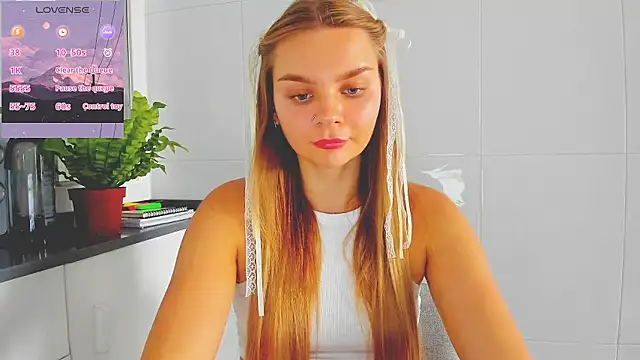 Snapshot of Molly_sweetie chatting on July 6, 2026, 6:32 pm Molly sweetie online show from July 6, 2026, 6:32 pm