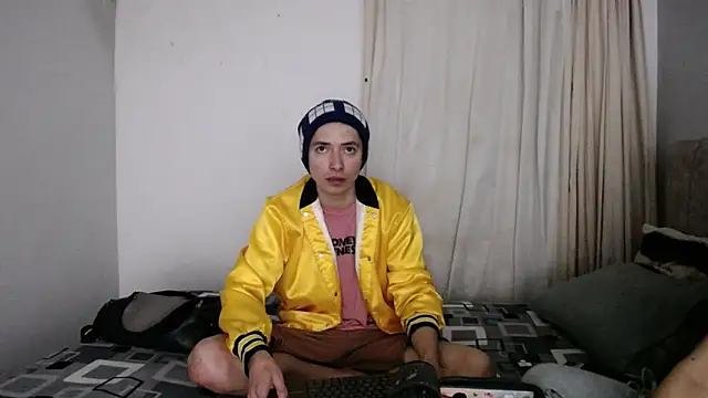 Snapshot of Pinkandyellowpokemon chatting on September 10, 2025, 4:11 am Pinkandyellowpokemon online show from September 10, 2025, 4:11 am