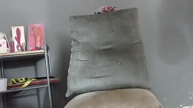 Snapshot of Amazing12inch chatting on October 4, 2025, 9:55 am Amazing12inch online show from October 4, 2025, 9:55 am