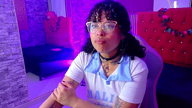 miahernadez303av online show from February 16, 2026, 2:54 am