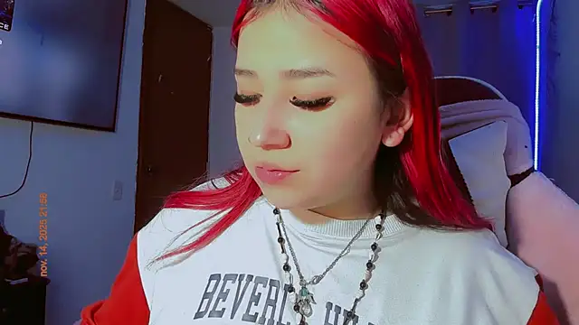 Snapshot of madisonx17 chatting on November 15, 2025, 2:59 am madisonx17 online show from November 15, 2025, 2:59 am