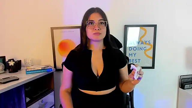 CamilaSofiia online show from October 28, 2025, 6:18 pm