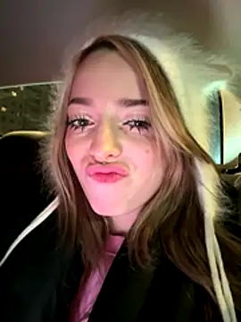 Snapshot of LoraaDoll chatting on November 23, 2025, 4:06 pm LoraaDoll online show from November 23, 2025, 4:06 pm