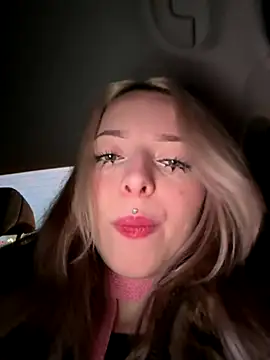 Snapshot of LoraaDoll chatting on December 15, 2025, 1:28 pm LoraaDoll online show from December 15, 2025, 1:28 pm