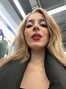 Snapshot of LoraaDoll chatting on November 11, 2025, 4:13 pm LoraaDoll online show from November 11, 2025, 4:13 pm