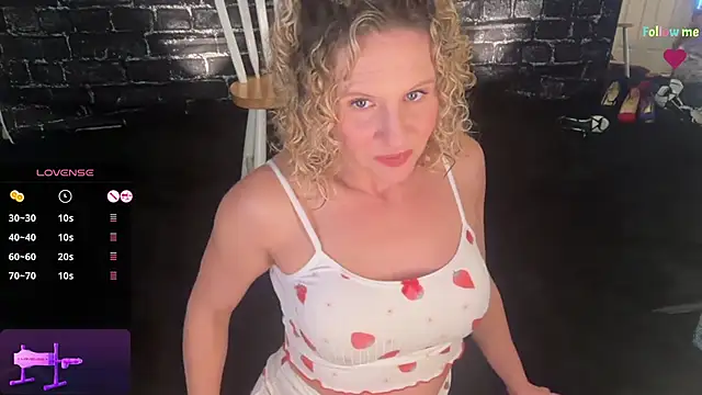 Snapshot of AmberJade_AmJ chatting on November 19, 2025, 1:05 am AmberJade AmJ online show from November 19, 2025, 1:05 am