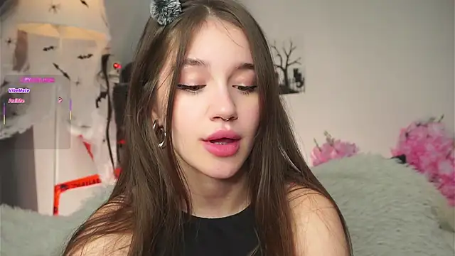 Snapshot of AmiLewis chatting on November 2, 2025, 1:21 am AmiLewis online show from November 2, 2025, 1:21 am