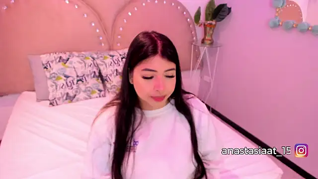 Miia Thompsonn online show from December 3, 2025, 3:40 am