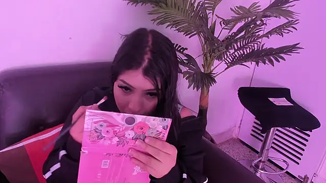 Snapshot of Miia_Thompsonn chatting on March 19, 2025, 3:20 am Miia Thompsonn online show from March 19, 2025, 3:20 am