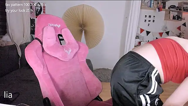 Snapshot of lil_lia chatting on November 24, 2025, 9:37 pm lil lia online show from November 24, 2025, 9:37 pm