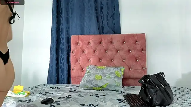 Snapshot of alissonandamy chatting on May 1, 2026, 12:10 pm alissonandamy online show from May 1, 2026, 12:10 pm