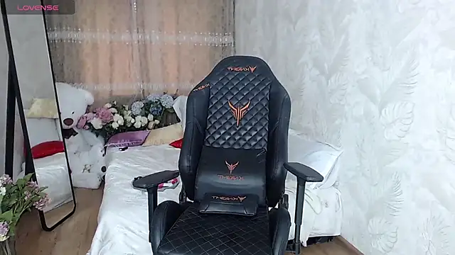 AdrianaSea online show from November 14, 2025, 6:06 am