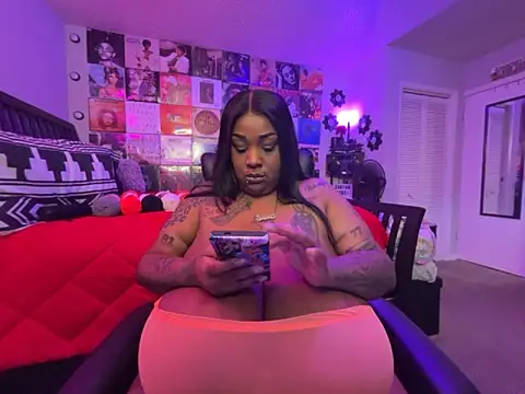 LefemDelaCroix online show from April 8, 2026, 12:23 am