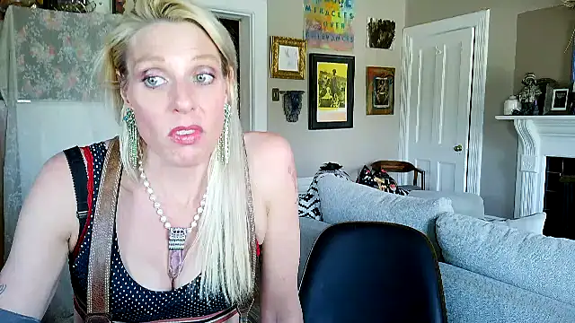 Snapshot of Glamazonx chatting on April 20, 2026, 7:48 pm Glamazonx online show from April 20, 2026, 7:48 pm