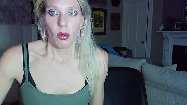Snapshot of Glamazonx chatting on April 22, 2026, 1:45 am Glamazonx online show from April 22, 2026, 1:45 am