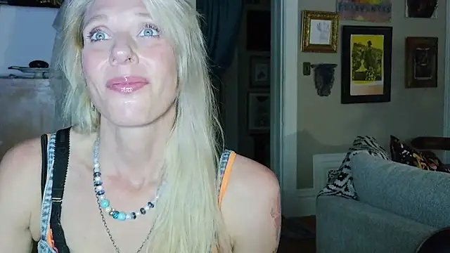 Snapshot of Glamazonx chatting on April 19, 2026, 1:28 am Glamazonx online show from April 19, 2026, 1:28 am