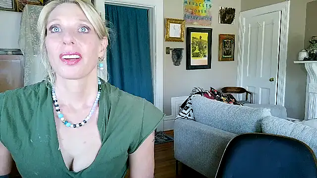 Snapshot of Glamazonx chatting on April 19, 2026, 5:03 pm Glamazonx online show from April 19, 2026, 5:03 pm