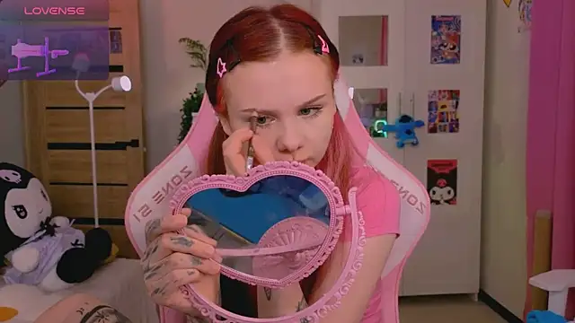 Snapshot of Britney_Lynch chatting on November 10, 2025, 8:03 pm Britney Lynch online show from November 10, 2025, 8:03 pm