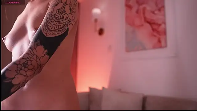 Snapshot of GigiLee_ chatting on February 7, 2025, 2:19 am GigiLee online show from February 7, 2025, 2:19 am