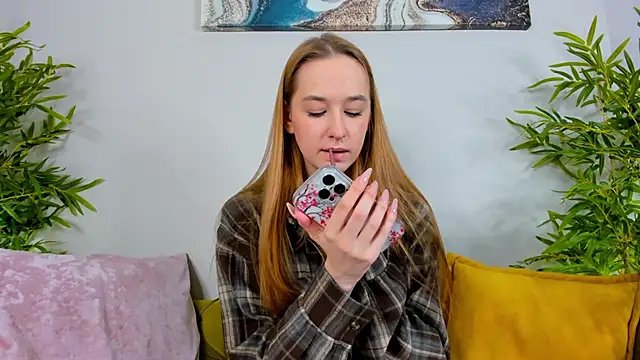 Snapshot of Sweett_Monica chatting on October 8, 2025, 1:18 am Sweett Monica online show from October 8, 2025, 1:18 am