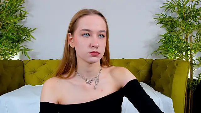 Snapshot of Sweett_Monica chatting on October 1, 2025, 1:00 am Sweett Monica online show from October 1, 2025, 1:00 am