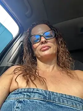 Snapshot of CioniWeiss chatting on April 15, 2026, 8:53 pm CioniWeiss online show from April 15, 2026, 8:53 pm