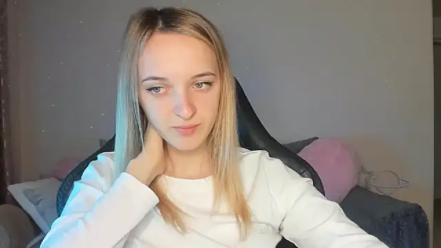 Snapshot of RouseReed chatting on October 13, 2025, 6:26 am RouseReed online show from October 13, 2025, 6:26 am