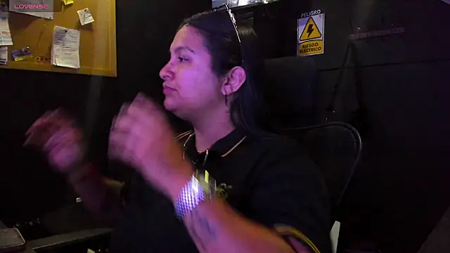 Snapshot of Mia_oficial chatting on December 19, 2025, 4:05 am Mia oficial online show from December 19, 2025, 4:05 am