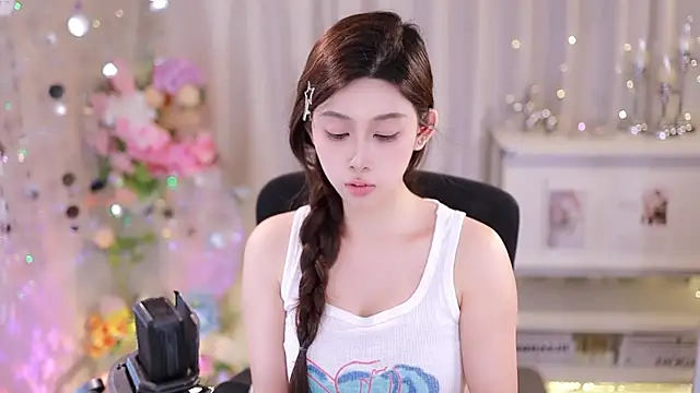 Snapshot of SleepArtist chatting on October 8, 2025, 1:23 pm SleepArtist online show from October 8, 2025, 1:23 pm