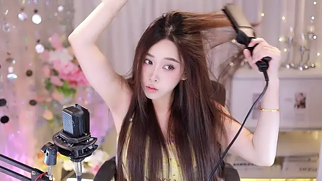 Snapshot of SleepArtist chatting on October 4, 2025, 7:43 am SleepArtist online show from October 4, 2025, 7:43 am