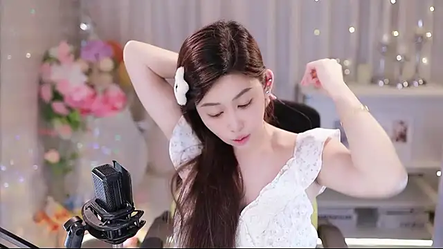 Snapshot of SleepArtist chatting on October 22, 2025, 2:33 am SleepArtist online show from October 22, 2025, 2:33 am