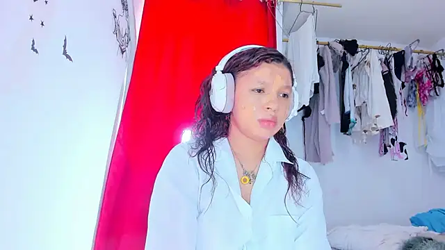 Snapshot of Emily_Coper18 chatting on December 14, 2025, 2:00 pm Emily Coper18 online show from December 14, 2025, 2:00 pm