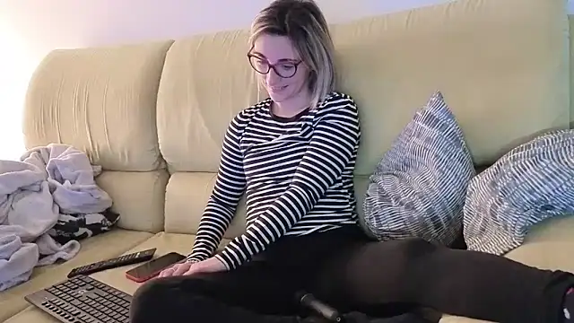 sexy blondie92 online show from March 18, 2026, 10:10 pm