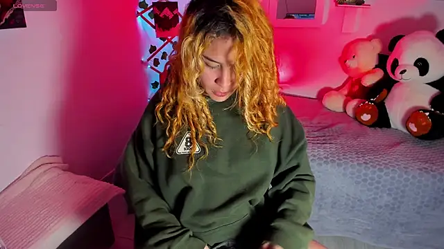 Snapshot of Elena-Rosse chatting on October 11, 2025, 4:35 am Elena-Rosse online show from October 11, 2025, 4:35 am