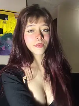 Snapshot of SuzzyyM chatting on December 19, 2025, 10:34 pm SuzzyyM online show from December 19, 2025, 10:34 pm