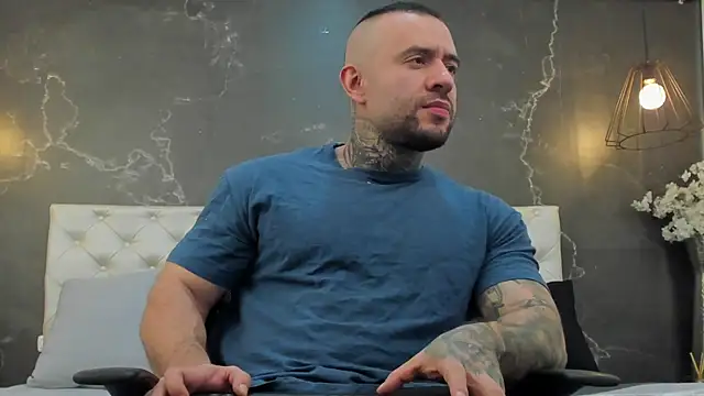 BruceDallas online show from February 19, 2025, 1:18 am